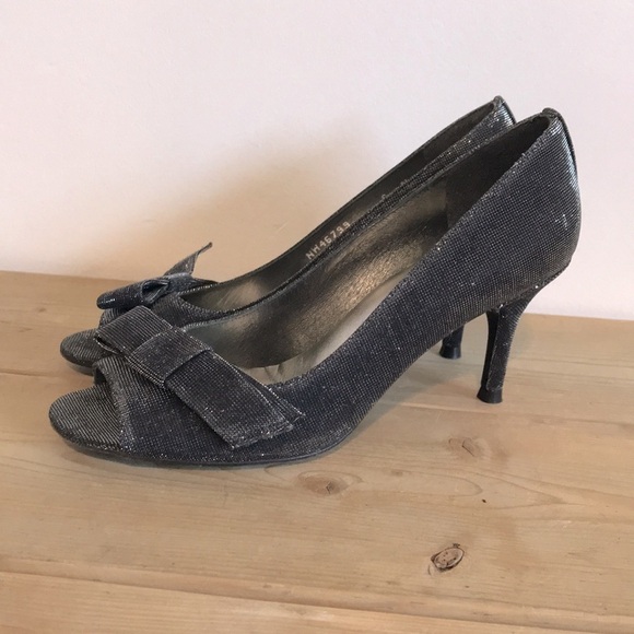 Stuart Weitzman black metallic bow heels stiletto peep toe shoes size 6 N - Picture 1 of 12